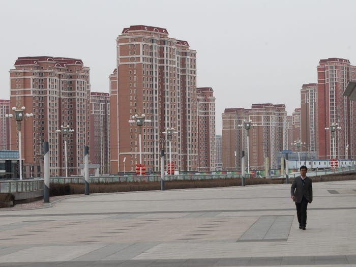 Cựu Cục trưởng Cục Thống kê Trung Quốc: 1,4 tỷ người cũng không đủ lấp đầy nhà trống