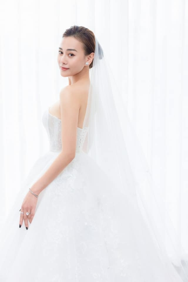 Diễn viên Phương Oanh tung ảnh cưới lộng lẫy, Shark Bình bất ngờ “ghen” với “chồng cũ” của nàng diễn viên
