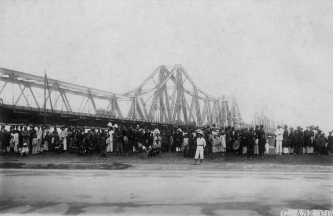 Lễ khánh thành lối lên cầu ngày 25/4/1924. Ảnh: Viện TTKHXH