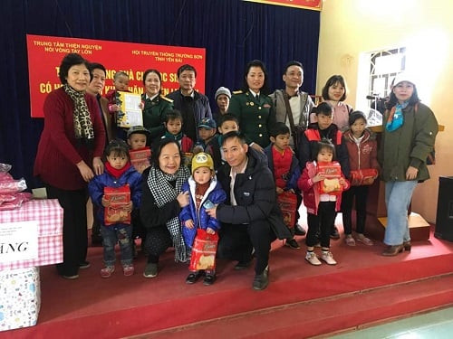 NSƯT Đức Lưu (người ngồi hàng đầu bên trái) tham gia từ thiện tại huyện Lục Yên, Yên Bái