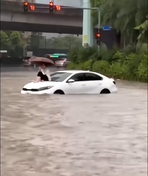 Đường phố Hà Nội thành sông sau mưa, xe điện lại ghi điểm cộng