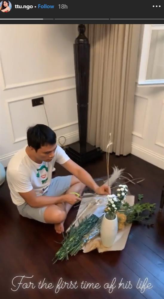 Thanh Tú hạnh phúc chia sẻ hình ảnh chồng doanh nhân cắm hoa