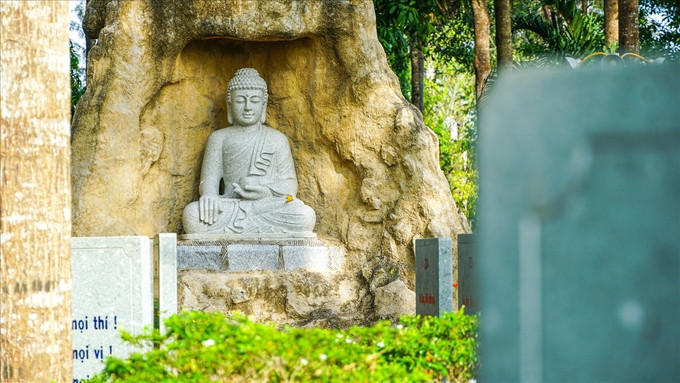 Tượng đức Phật được điêu khắc tỉ mỉ. Ảnh: Báo Dân tộc và Phát triển
