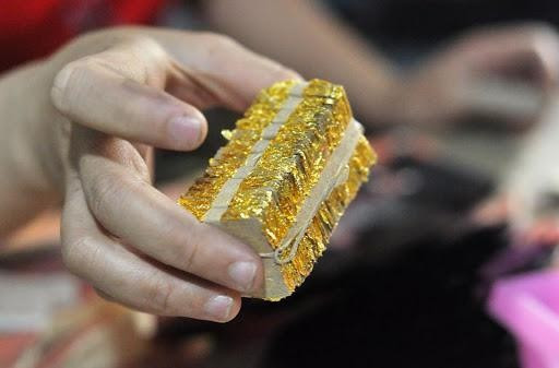 “Trại quỳ” là công đoạn người thợ phải bóc tách từng miếng thành phẩm mỏng tang rồi ép vào giấy dó để vàng không dính vào nhau và không vỡ vụn