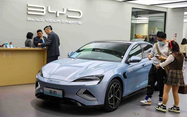 BYD sắp soán ngôi vương xe điện của Tesla, chỉ còn kém 3.000 chiếc