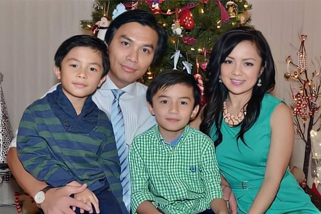 Mạnh Quỳnh cùng vợ và 2 con trai. Ảnh: Internet