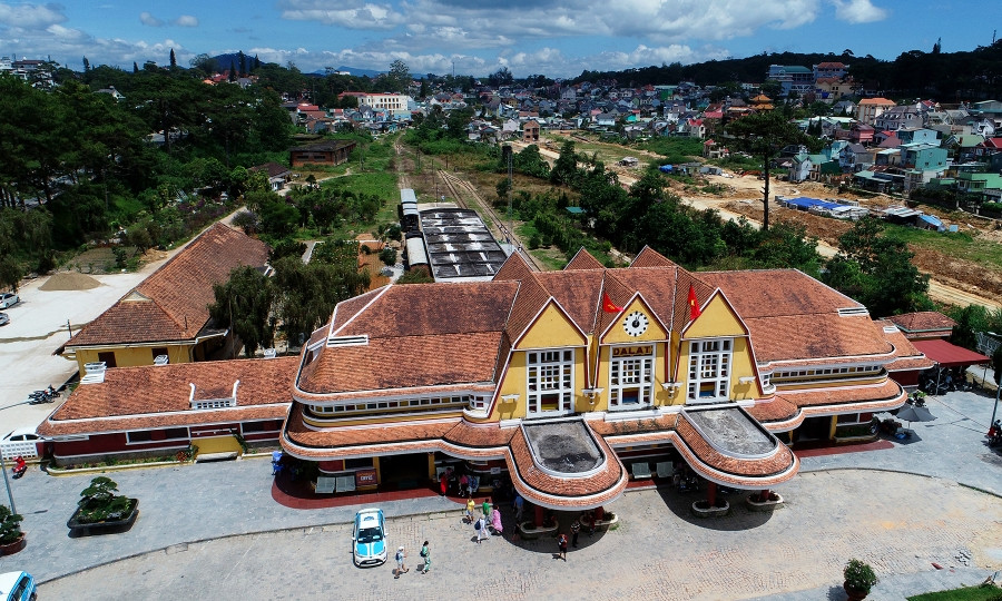 Nhà ga sở hữu đến 4 cái nhất của Việt Nam là nhà ga cổ độc nhất Đông Dương, có tuyến đường sắt răng cưa duy nhất ở châu Á và dài nhất thế giới