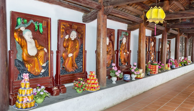 Tranh khắc 18 vị La Hán tại chùa Trăm Gian
