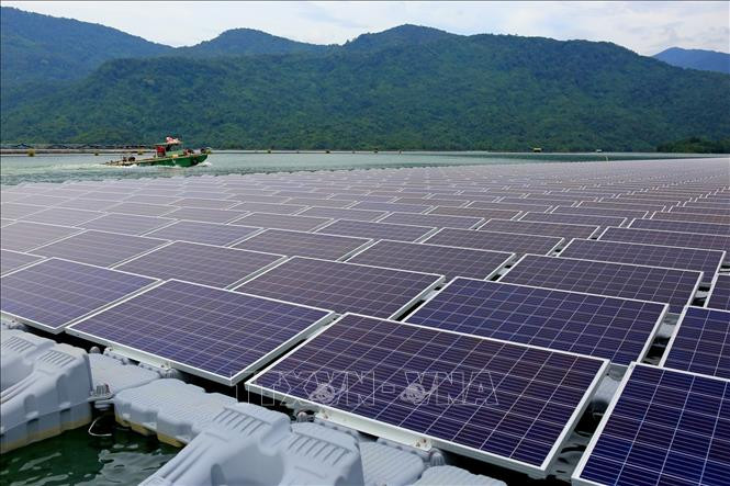 Những tấm pin mặt trời của Nhà máy điện mặt trời nổi Đa Mi. Ảnh: TTXVN