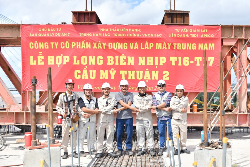 Cận cảnh hình dáng Cầu Mỹ Thuận 2 trước ngày hợp long