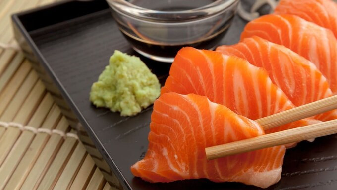 Sashimi là thức ăn tiềm ẩn rủi ro bị nhiễm khuẩn và nhiễm độc thủy ngân. Ảnh: Internet