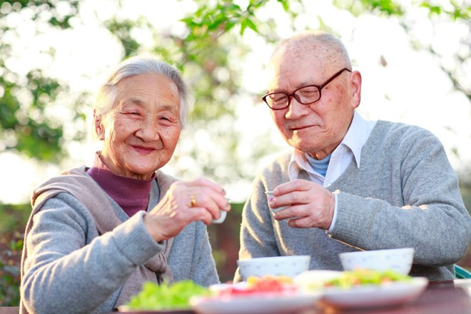 Người cao tuổi càng cần phải đảm bảo về vấn đề an toàn thực phẩm. Ảnh: Internet