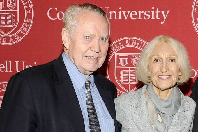Ông Chuck Feeney và phu nhân Helga Feeney tại Trường đại học Cornell. Ảnh: Internet