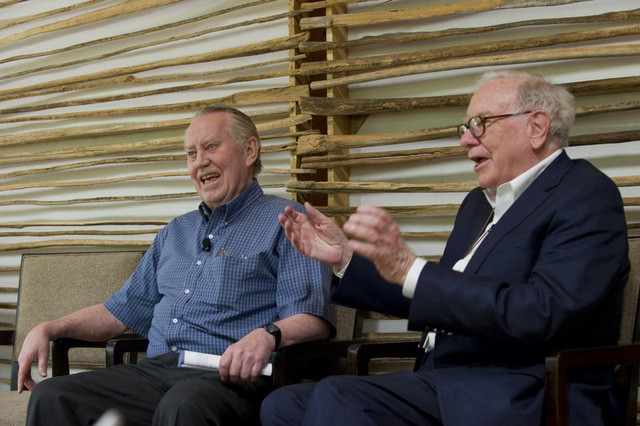 Ông Feeney và tỷ phú Warren Buffett. Ảnh: Internet