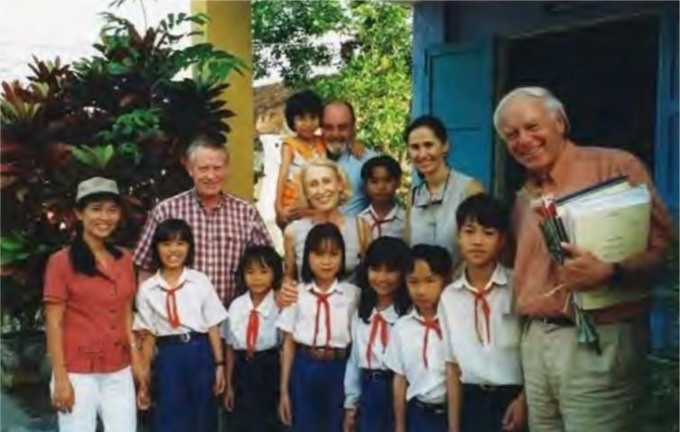 Ông Feeney (áo caro đỏ) đến trường học tại Việt Nam. Ảnh: Internet