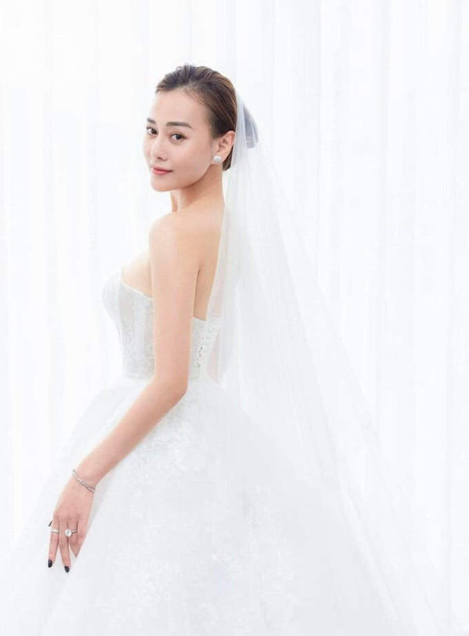 Phương Oanh đã thử váy cưới cho ngày trọng đại với Shark Bình vào đầu tháng 11 tới. Ảnh: Internet