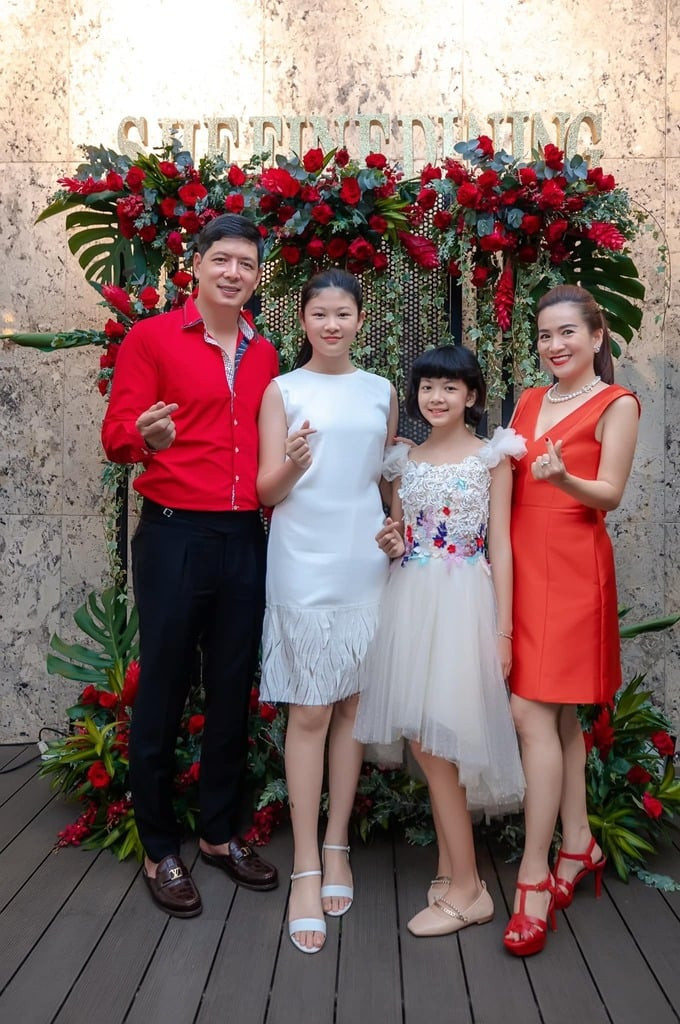 Vượt qua sóng gió, diễn viên Binh Minh hạnh phúc bên vợ và 2 cô con gái