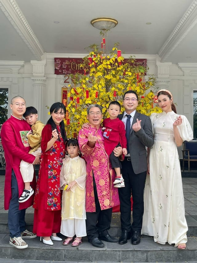 Hình ảnh đại gia đình của doanh nhân John Tuấn Nguyễn trong ngày đầu năm mới. Ảnh: FB Nhân vật