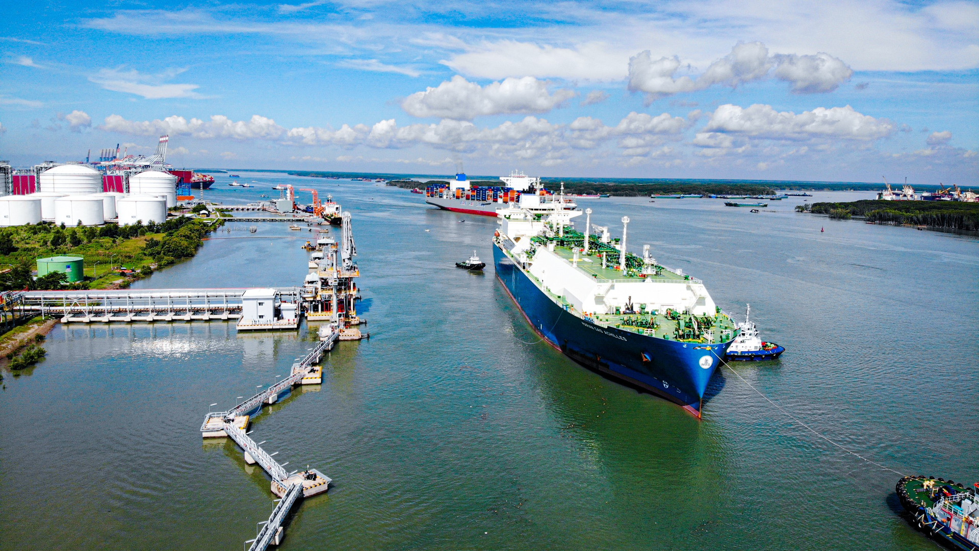 Chuyến tàu nhập khẩu LNG đầu tiên đã cập bến Thị Vải sáng ngày 10/7/2023
