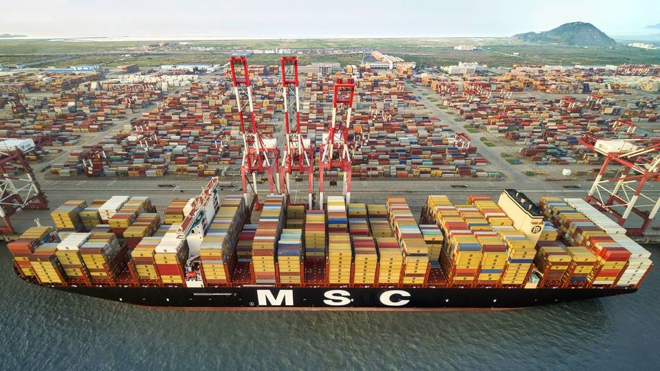 Trung Quốc bàn giao siêu tàu container lớn nhất thế giới: Boong tàu rộng bằng 4 sân bóng, chở được lượng hàng cao bằng toà nhà 22 tầng