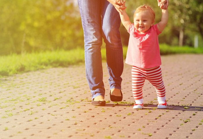 Trẻ em đi bộ nhiều có tốt không: Lợi ích của việc cho trẻ ra ngoài chơi