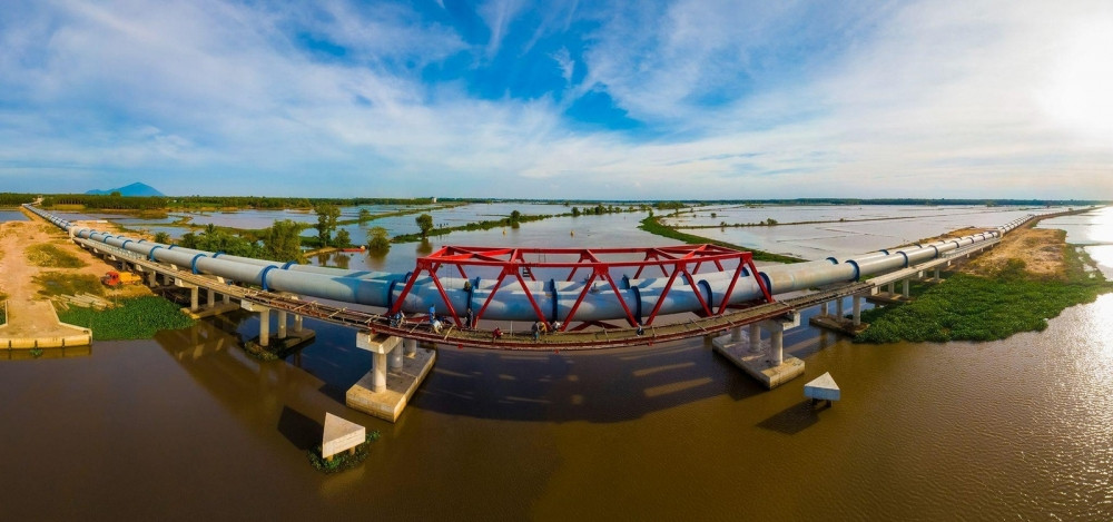 Đường ống thép đôi khổng lồ cao vượt đầu người, dài 2,3km, kết nối với hồ thuỷ lợi lớn nhất Việt Nam
