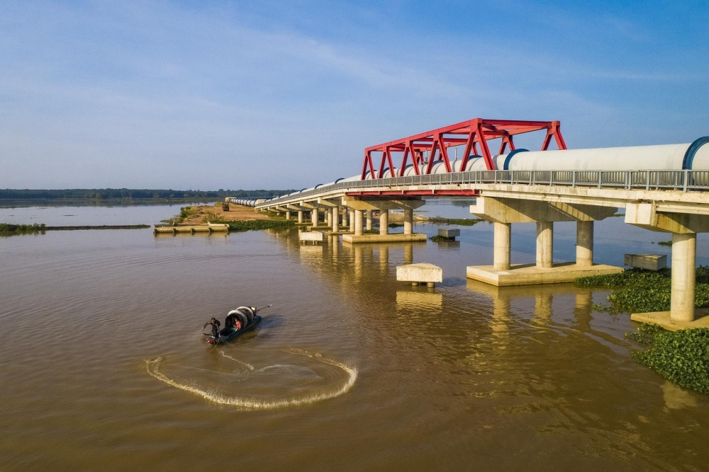 Đường ống thép đôi khổng lồ cao vượt đầu người, dài 2,3km, kết nối với hồ thuỷ lợi lớn nhất Việt Nam
