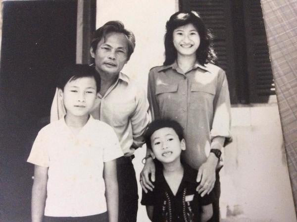 Đạo diễn Nguyễn Quang Dũng (áo đen) khi còn bé cùng ba mẹ và anh trai.