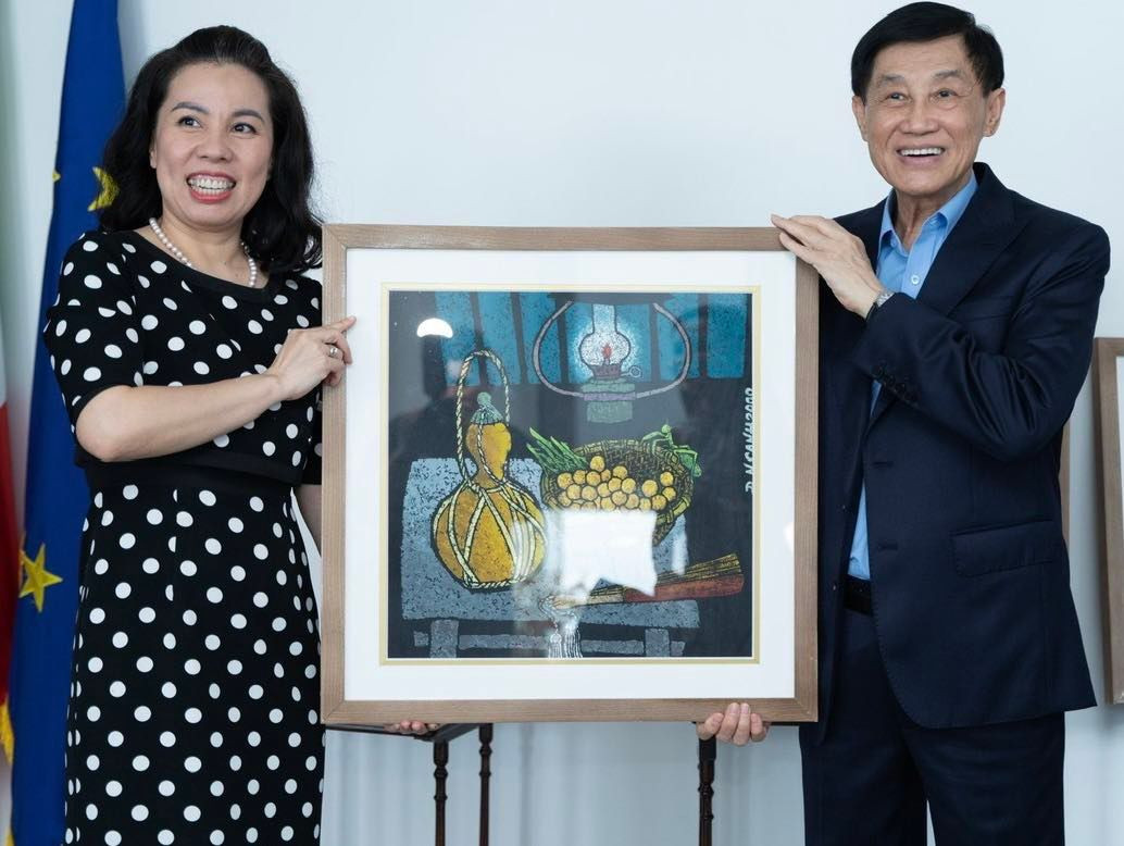 Ông Johnathan Hạnh Nguyễn đấu giá 3 bức tranh trị giá 2,4 tỉ đồng gây quỹ từ thiện