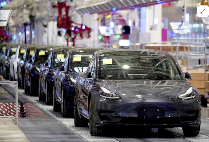 Tesla và một loạt nhà sản xuất ô tô chùn bước do lo ngại nhu cầu xe điện sụt giảm mạnh