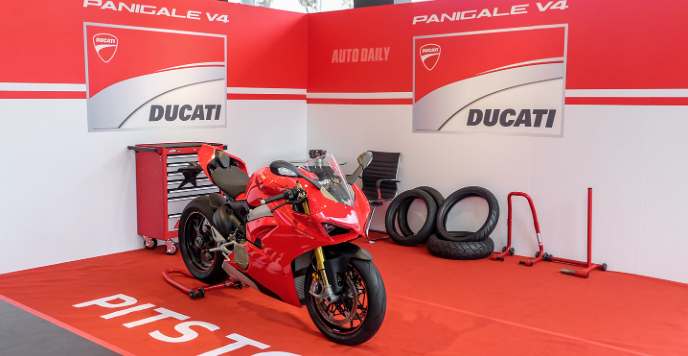 Ducati - thương hiệu xe mà người mẫu Ngọc Trinh trình diễn - làm ăn ra sao?