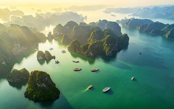 Vịnh Hạ Long là đại diện duy nhất của Việt Nam trong danh sách 24 điểm du lịch nhất định phải thử 2024