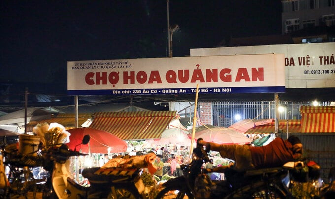 Chợ hoa đêm Quảng An (Tây Hồ - Hà Nội) từ lâu đã là nét đẹp văn hóa của người dân Hà thành. Ảnh: Tạp chí Chất Lượng Việt Nam