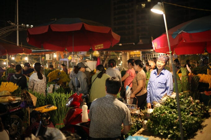 Tại chợ hoa đêm Quảng An, không khí mua - bán luôn luôn diễn ra nhộn nhịp nhất là thời điểm ngày 20/10 cận kề. Ảnh: Tạp chí Chất Lượng Việt Nam