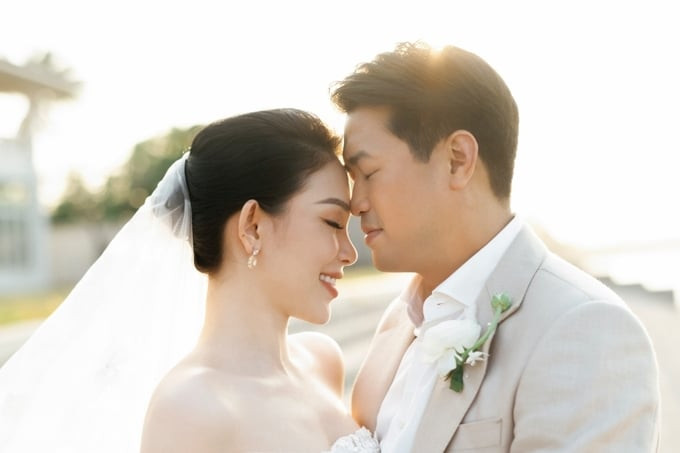 Mới đây, trên trang cá nhân của mình, Linh Rin đã hào hứng đăng tải những hình ảnh cưới đầu tiên của mình sánh đôi với Phillip Nguyễn.