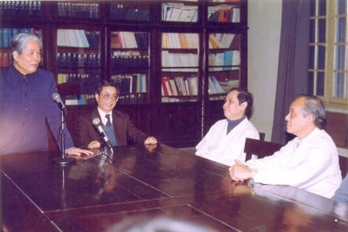 GS.TSKH Đặng Đức Trạch ( phải) trong buổi đón tiếp Tổng bí thư Đỗ Mười tới thăm Viện Vệ sinh Dịch tễ Trung ương