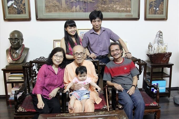 GS Vũ Khiêu cùng gia đình người con trưởng - GS Cảnh Khanh và chắt nội Minh Anh.