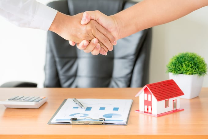 hands-agent-client-shaking-hands-after-signed-contract-buy-new-apartment-scaled