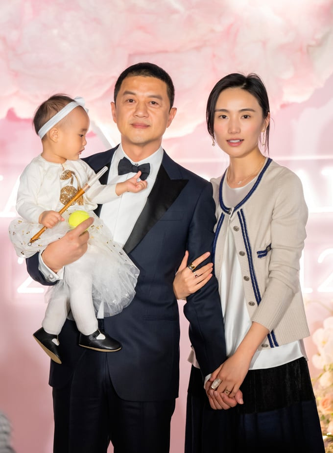 Năm 2022, Lý Á Bằng bí mật kết hôn với người đẹp Hải Hà Kim Lý và có một đứa con chung với người vợ 2 ở tuổi 51. Người đẹp chấp nhận 'gánh nợ' cùng chồng. Ảnh: Internet