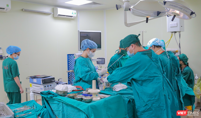 Các bác sĩ Bệnh viện đa khoa Đức Giang phẫu thuật thành công khối u phổi nặng 3kg ra khỏi lồng ngực bà cụ 71 tuổi. Ảnh: VietTimes.