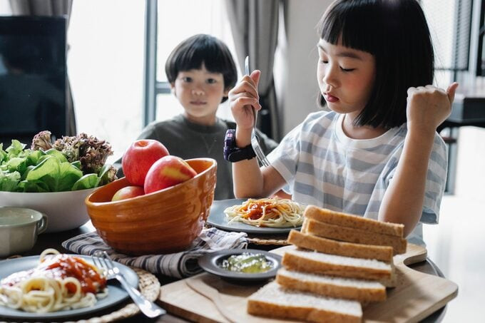 Một bữa sáng cung cấp đầy đủ dinh dưỡng có thể giúp trẻ có trí nhớ tốt, giao tiếp trôi chảy và tạo niềm vui, sự yêu thích trong học tập và trong cuộc sống hàng ngày cho trẻ.
