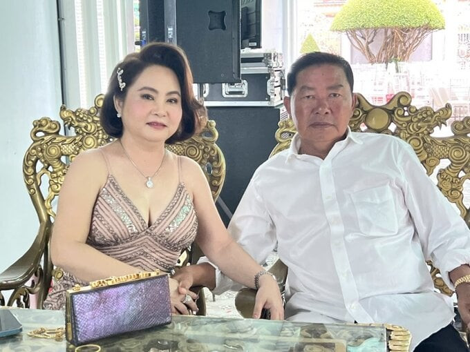 Vợ chồng ông Lê Thanh Bạch và bà Lý Thị Thùy Linh - cha mẹ của Lê Thanh Nhi.