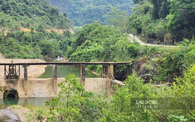 Một trong những đập ngăn, lấy nước tạo dòng chảy dẫn về bể chứa của 2 thuỷ điện. (Ảnh Báo Lao động)