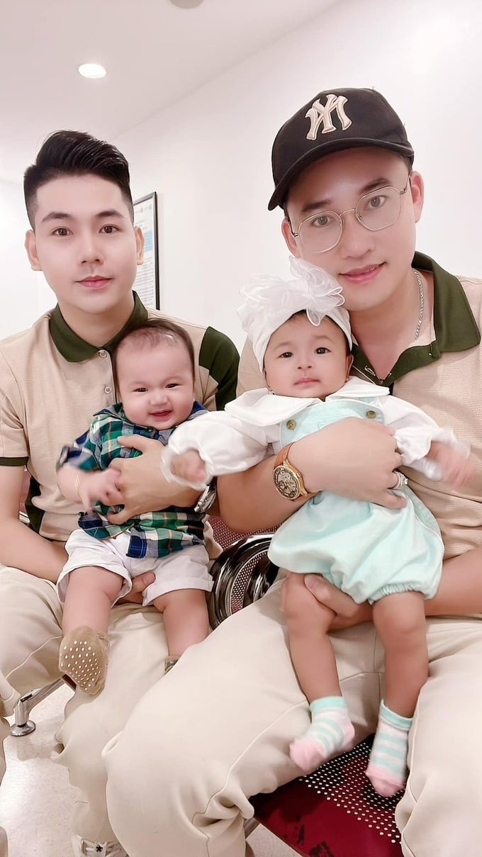 Cặp Hà Trí Quang và Thanh Đoàn cùng 2 con