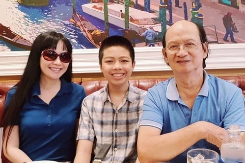 Hoa hậu Thiên Nga bên bố - Giáo sư, Tiến sĩ Nguyễn Hữu Phương và con trai Anthony