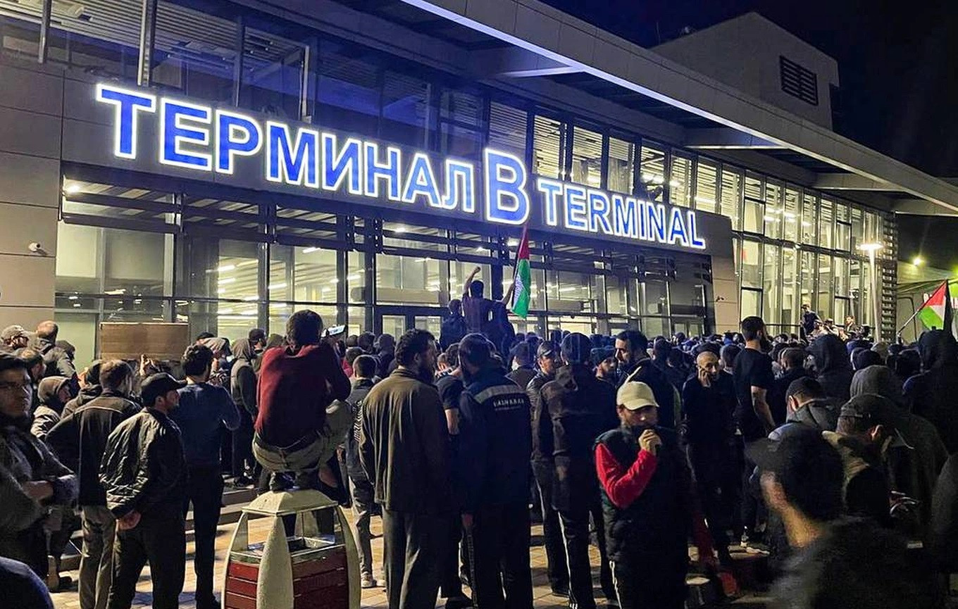 palestinian rally at the makhachkala airport after the arrival of a scheduled flight from tel aviv tass 1698624196908.jpg