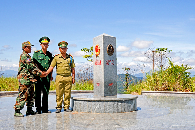 Những người lính bảo vệ biên giới 3 nước Việt Nam-Lào-Campuchia tại cột mốc ngã ba biên giới. Ảnh: Trần Phong/bienphong.com