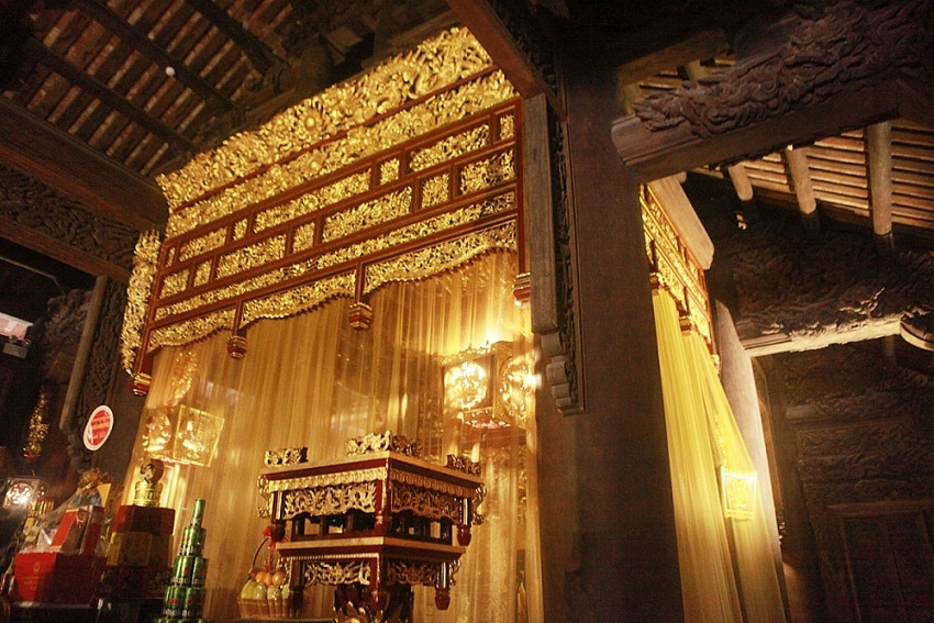Cận cảnh công trình làm từ hơn 2.000m3 gỗ lim kỳ vĩ nhất Việt Nam, mất 12 năm để trùng tu, sơn son thếp vàng lại toàn bộ nội thất