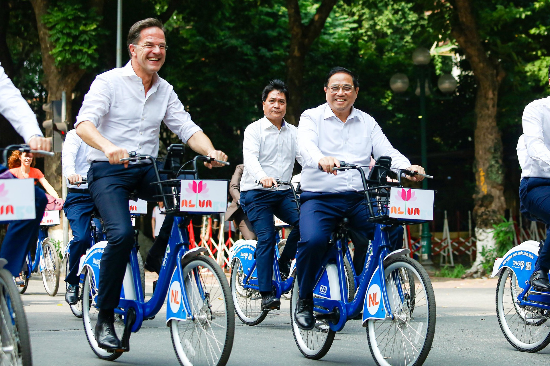 Thủ tướng Phạm Minh Chính cùng Thủ tướng Hà Lan đạp xe trên phố Hà Nội - Báo Người lao động
