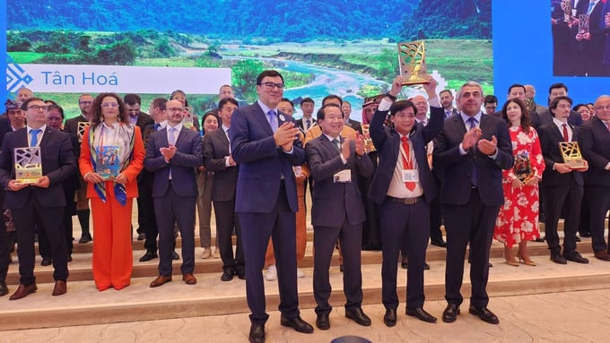 Ông Trương Thanh Duẫn, Chủ tịch UBND xã Tân Hóa, nhận cup Làng du lịch tốt nhất thế giới tại Uzbekistan
